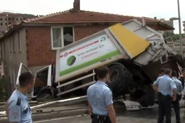 İstanbul&#039;da çöp kamyonu dehşeti! 4 yaralı