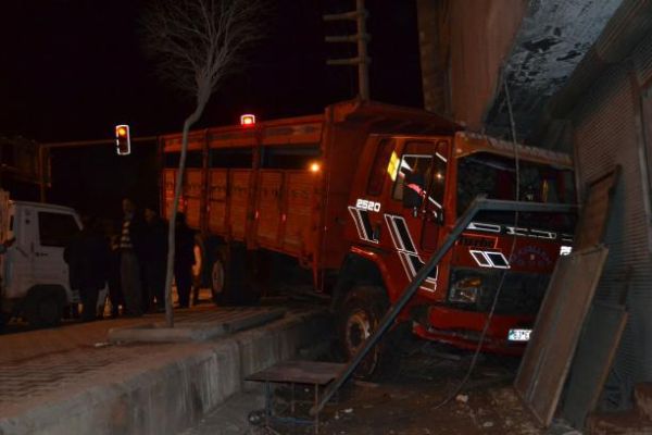 Freni patlayan kamyonet dehşet saçtı