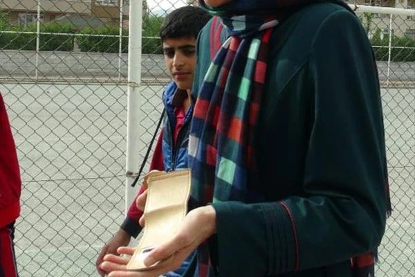 Kapkaççıya direndi elinde sadece çantanın parçası kaldı