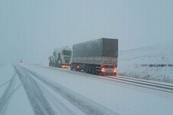 Kar yağışı trafiği ulaşıma kapadı!