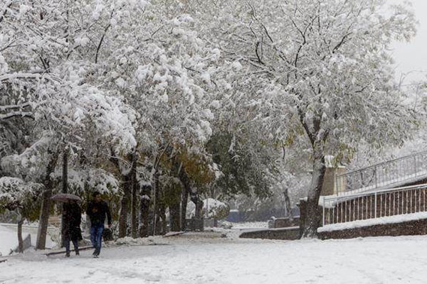 Kar yollları kapattı, okullar tatil edildi