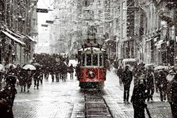 İstanbul&#039;da kar başladı, yarın okullar tatil mi?