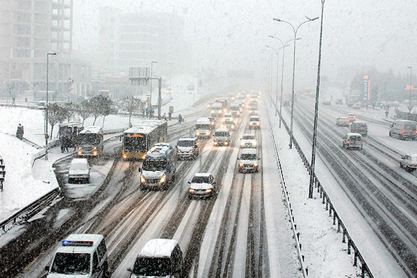 Kar yağışı İstanbul trafiğini rahatlattı