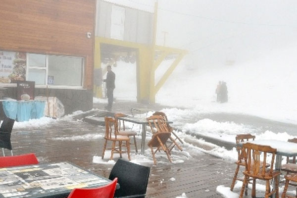 Uludağ&#039;a bahar ayında kar yağdı