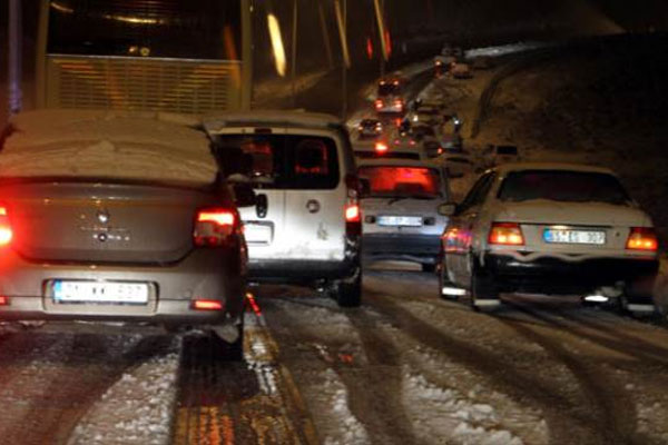 Kar yolları kapattı araçlar mahsur kaldı