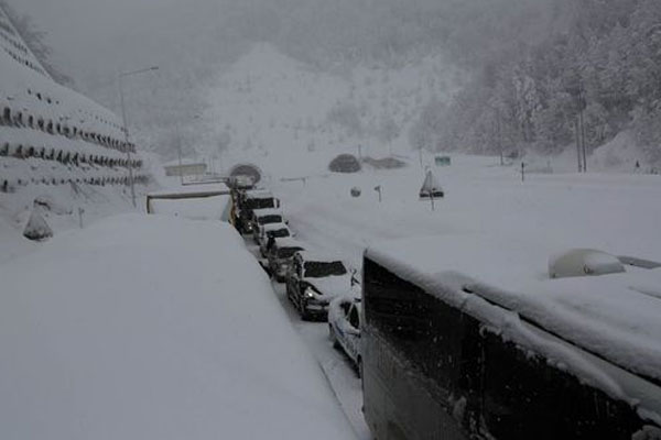 Bolu Dağı'nda kar esareti, onlarca araç ve sürücü mahsur