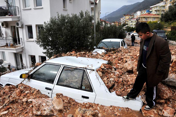 Kaş&#039;ta sel hayatı olumsuz etkiledi