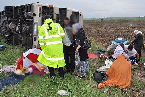 Ankara&#039;da yolcu otobüsü devrildi, 45 yaralı