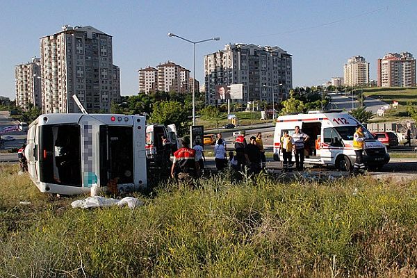 Ankara&#039;da korkunç kaza: 2 ölü, 30 yaralı