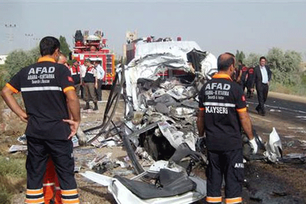 Kayseri&#039;de belediye otobüsü ile ticari araç çarpıştı, 4 ölü, 16 yaralı