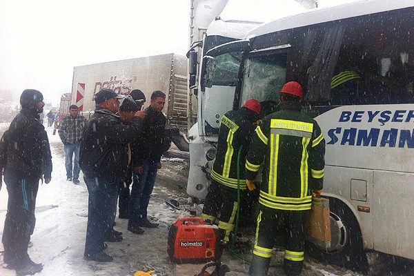 Konya&#039;da feci kaza, 19 yaralı