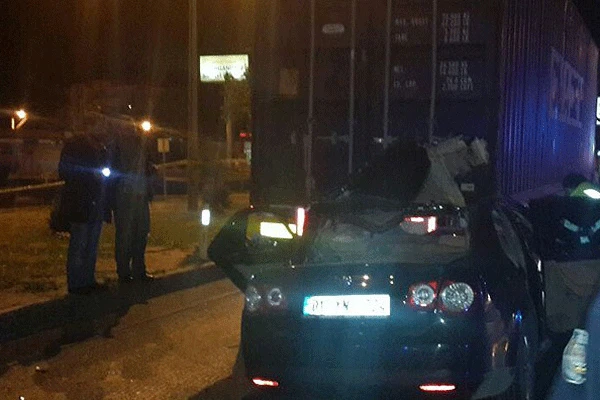 Mersin'de otomobil TIR'a çarptı, 5 ölü