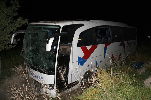 Konya&#039;da yolcu otobüsü şarampole devrildi, 22 yaralı