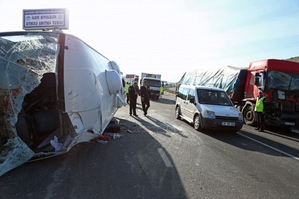 Kayseri&#039;de zincirleme trafik kazası, 27 yaralı