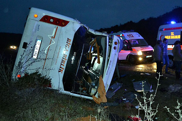 Çanakkale&#039;de trafik kazası, 23 yaralı