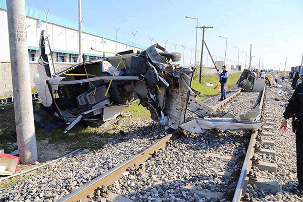 Mersin&#039;de yolcu treni servis minibüsüne çarptı, 9 ölü