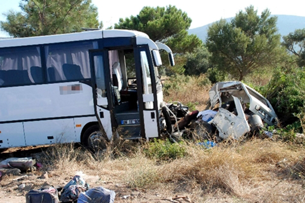 Aydın&#039;da feci kaza, ölü ve yaralılar var