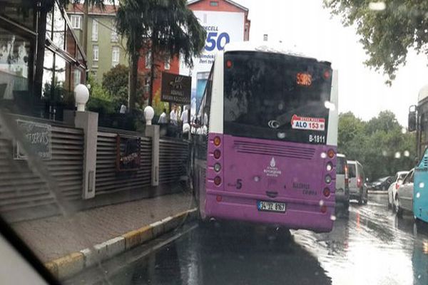 İstanbul&#039;da bir belediye otobüsü kazası daha