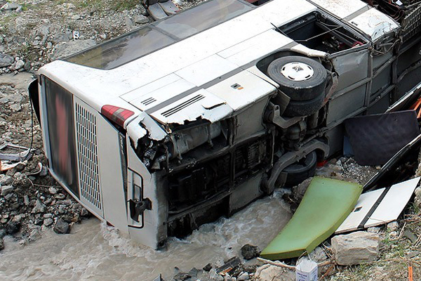 Afyonkarahisar&#039;da otobüs devrildi, 8 ölü, 20 yaralı