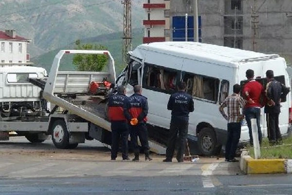 Zincirleme kazada 3'ü ağır 31 kişi yaralandı