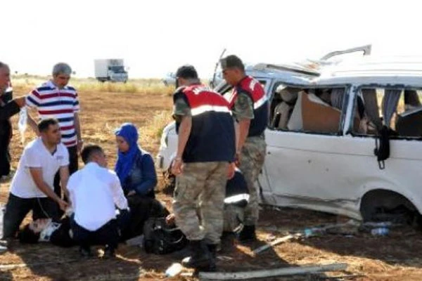 Minibüs devrildi, 12 kişi yaralandı