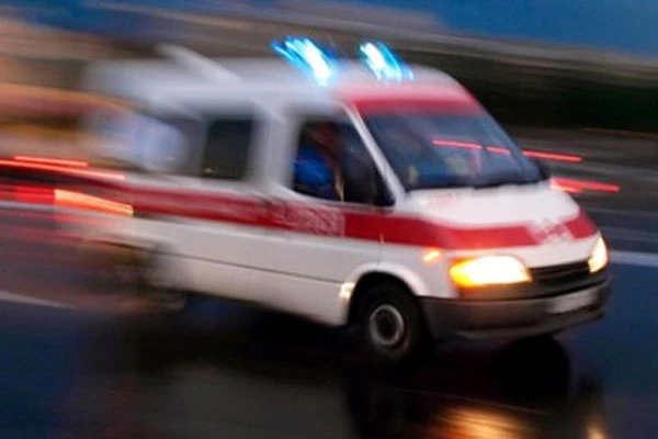 Minibüsle otomobil çarpıştı, 14 kişi yaralandı
