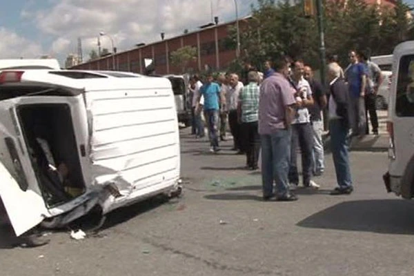Personeli taşıyan midibüs devrildi, 10 yaralı