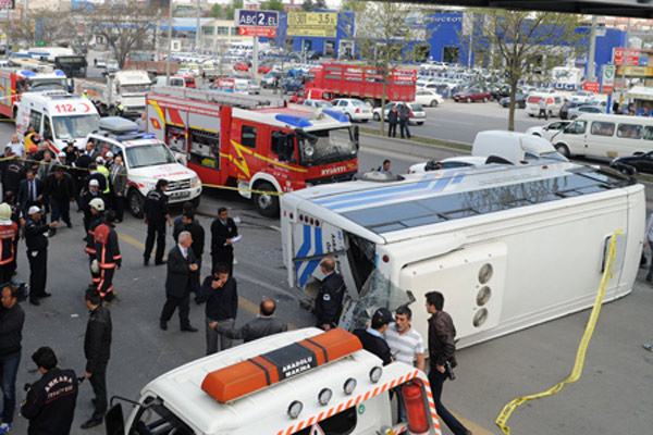 Ankara&#039;da otobüs faciası, 2 ölü, çok sayıda yaralı var