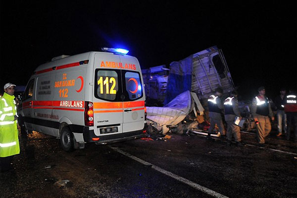 Antalya&#039;da yolcu otobüsü ile kamyon çarpıştı, 14 yaralı