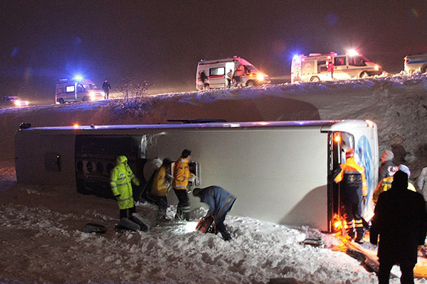 Erzincan&#039;da yolcu otobüsü şarampole devrildi, 1 ölü, 41 yaralı