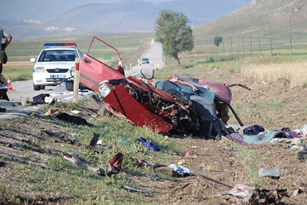 Burdur&#039;da iki otomobil çarpıştı; 5 ölü, 3 yaralı