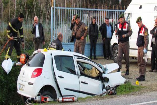 İzmir&#039;de trafik kazası, 3 ölü, 1 yaralı