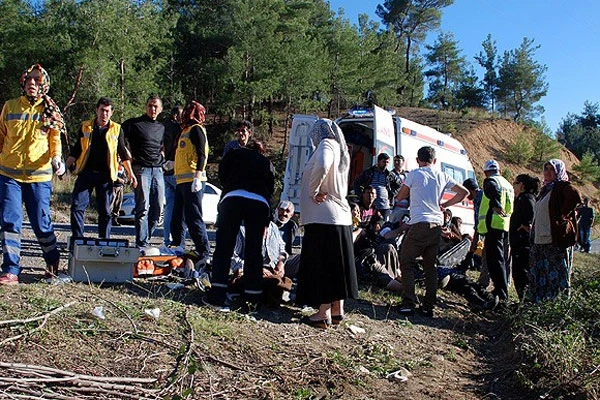 Kütahya&#039;da midibüs ile otomobil çarpıştı, 20 yaralı