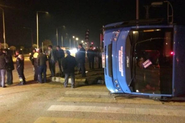 Halk otobüsü TIR'la çarpıştı, 13 yaralı