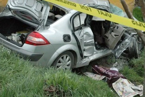 Iğdır'da yolcu minibüsü otomobile çarptı, 1 ölü