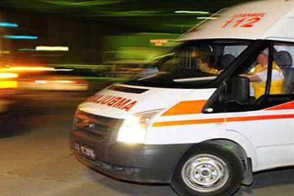 Ticari araç çaya uçtu, 3 kişi öldü