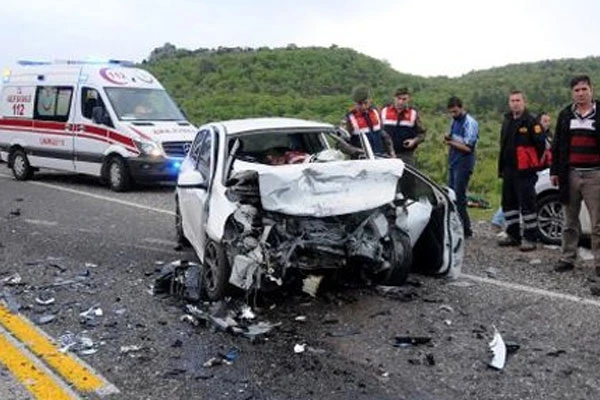 İki araç kafa kafaya girdi 2 kişi öldü, 3 kişi yaralandı