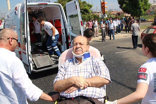 Mesut Özakcan trafik kazası geçirdi