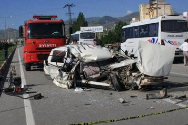Otomobil otobüse çarptı, 2 kişi hayatını kaybetti