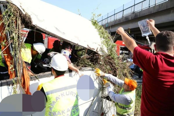 Sakarya'da otobüs devrildi!