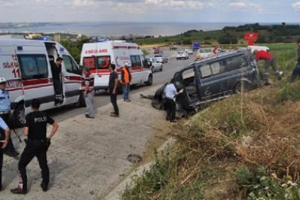 Minibüs kanala düştü, yaralılar var