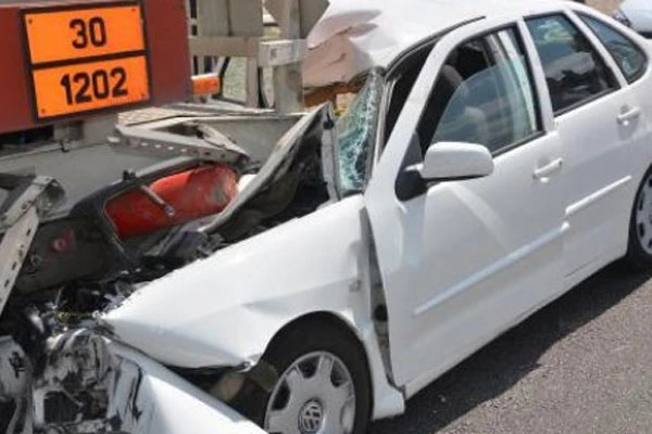 Otomobil tankere çarptı, 1 kişi öldü