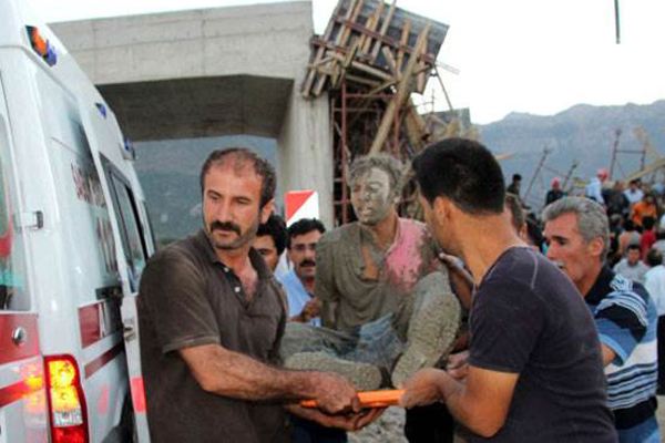 Üst geçit beton dökülürken çöktü, 4 yaralı