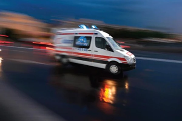 Askeri ambulans kanala uçtu, yaralılar var