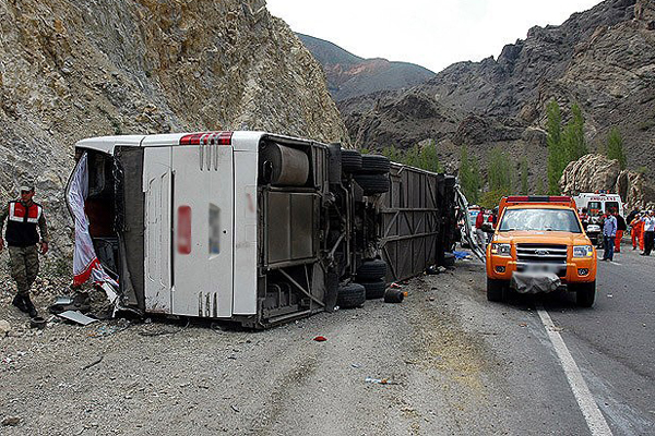 Sivas&#039;ta yolcu otobüsü devrildi, 36 yaralı