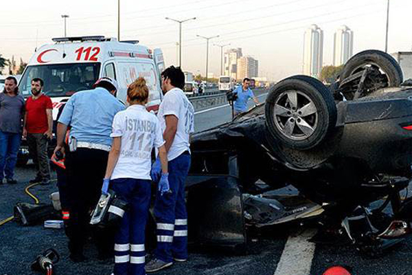 TEM&#039;de feci trafik kazası, 2 ölü, 1 yaralı