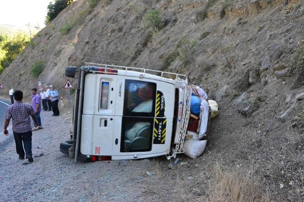 Öğretmenleri taşıyan minibüs şarampole devrildi, 12 yaralı