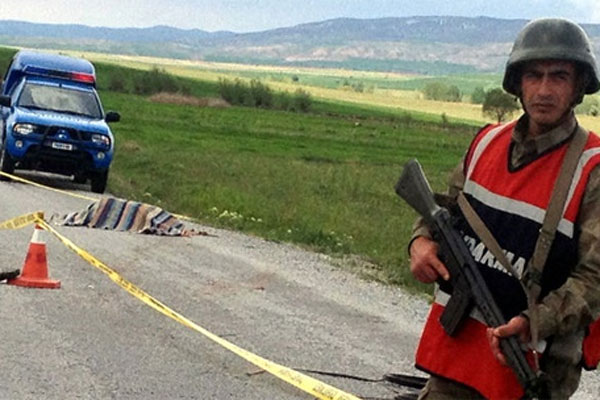 Otomobil tarlaya uçtu, 2 kişi öldü 2 kişi yaralandı