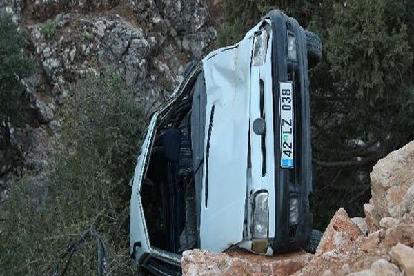 Mersin&#039;de cenazeye giden araç şarampole yuvarlandı