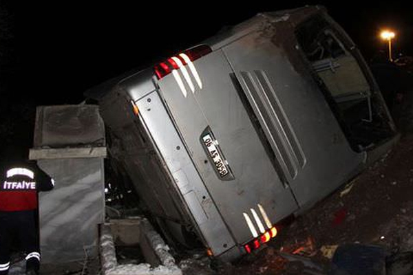 Sivas&#039;ta yolcu otobüsü devrildi, 1 ölü, 49 yaralı